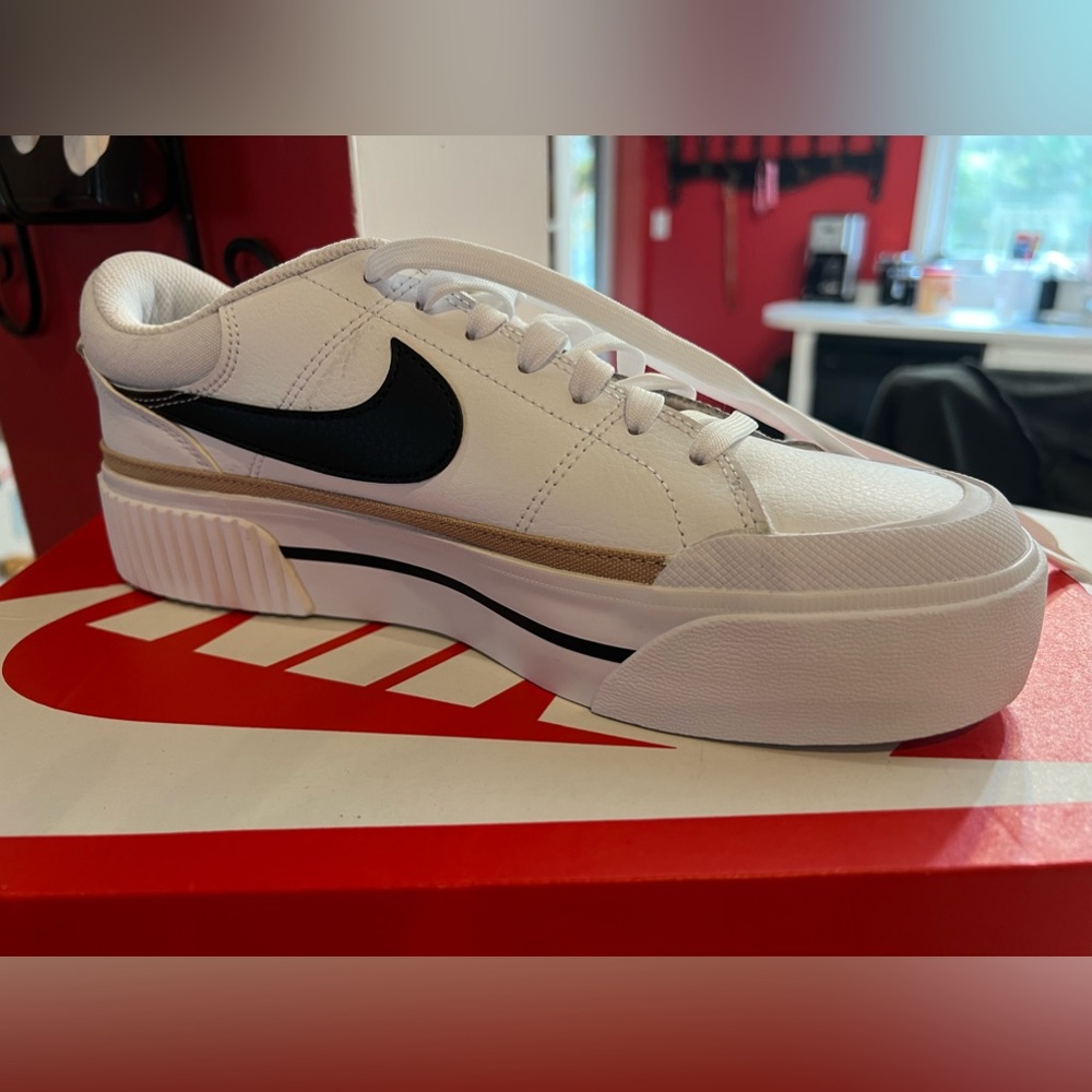 Women’s Nike Court Legacy Lift 8.5 tennis shoe